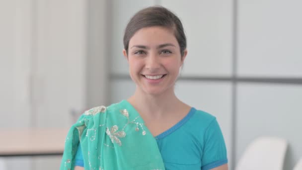 Portrait Indian Woman Sari Waving Say Hello — Stock Video