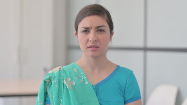 Portrait Indian Woman Sari Reacting Loss — Stock Video