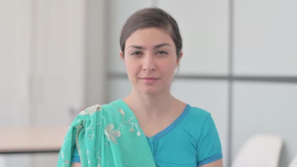 Retrato Mujer India Sari Con Dedo Los Labios — Vídeo de stock