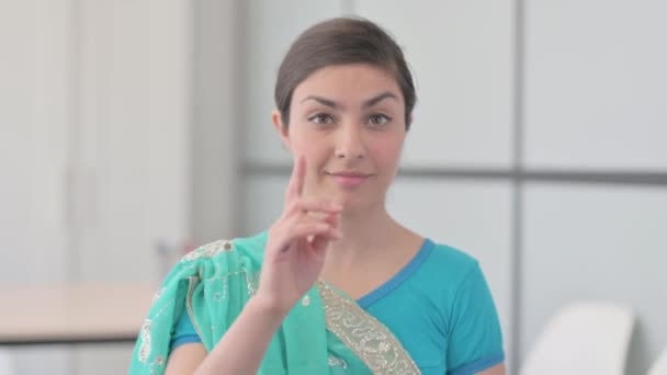 Sari Pointing Cameraのインド人女性の肖像 — ストック動画