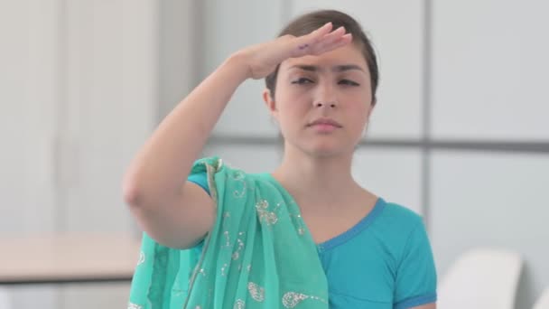 Retrato Mulher Indiana Sari Procurando Oportunidade — Vídeo de Stock