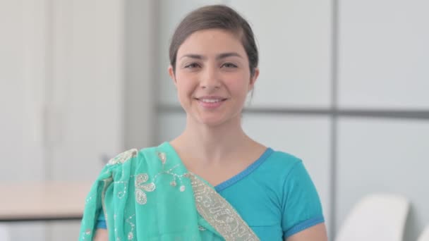 Portret Van Indiase Vrouw Sari Doet Namaste — Stockvideo