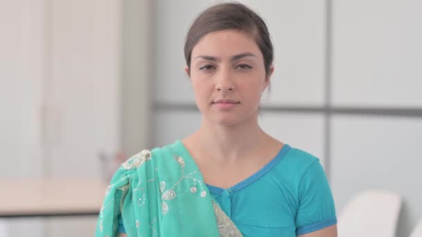 首の痛みを持つサリの疲れたインド人女性の肖像 — ストック動画