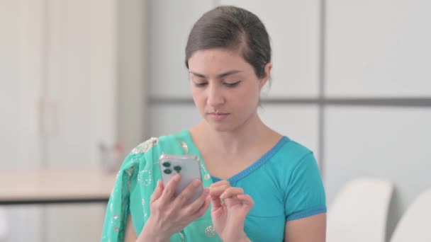 スマートフォンを使ったサリのインド人女性の肖像 — ストック動画