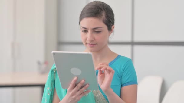 Retrato Mulher Indiana Sari Usando Tablet Computer — Vídeo de Stock