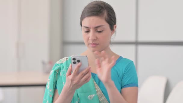 Portret Van Indiase Vrouw Sari Praten Telefoon — Stockvideo