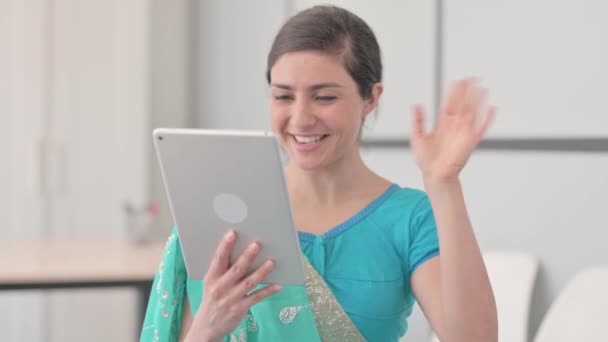 Porträt Einer Inderin Sari Verärgert Über Verlust Auf Tablet — Stockvideo
