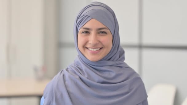 Retrato Mulher Muçulmana Sorridente Hijab — Vídeo de Stock