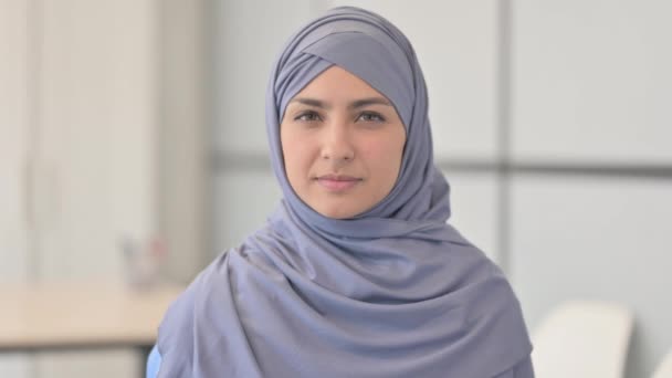 Portret Van Serieuze Moslimvrouw Hijab — Stockvideo