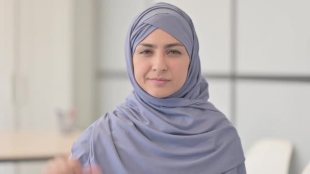 Porträt Einer Muslimin Hijab Die Daumen Runter Drückt — Stockvideo