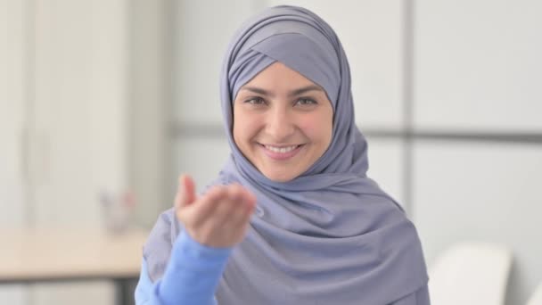 Портрет Мусульманки Хіджабі Запрошує Людей — стокове відео
