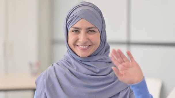 Portrait Muslim Woman Hijab Waving Say Hello — Stock Video