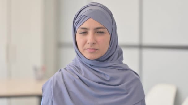 Porträtt Avsky Muselman Kvinna Hijab Avvisa Erbjudandet — Stockvideo