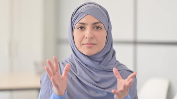 Porträt Einer Wütenden Muslimin Hijab Die Streitet Und Kämpft — Stockvideo