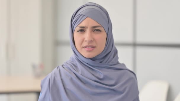 Πορτρέτο Της Μουσουλμανικής Γυναίκας Hijab Αντιδρώντας Στην Απώλεια — Αρχείο Βίντεο