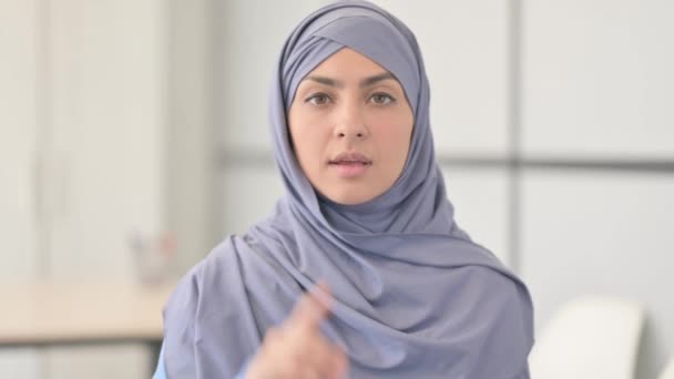 Retrato Mulher Muçulmana Hijab Apontando Para Câmera — Vídeo de Stock