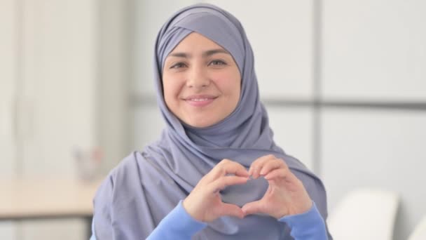Retrato Mulher Muçulmana Hijab Com Coração Artesanal — Vídeo de Stock