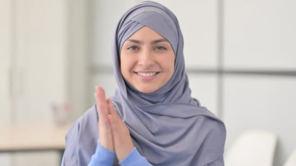 Πορτρέτο Της Μουσουλμανικής Γυναίκας Hijab Παλαμάκια Για Την Ομάδα — Αρχείο Βίντεο