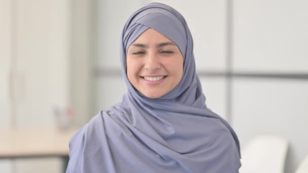 Portræt Munter Muslimsk Kvinde Hijab Med Flyvende Kys – Stock-video