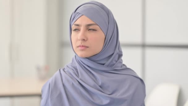 Portrét Muslimské Ženy Hidžábu Při Hledání Příležitosti — Stock video