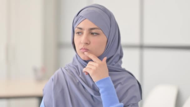 Πορτρέτο Της Brainstorming Μουσουλμάνων Γυναικών Hijab Νέα Ιδέα — Αρχείο Βίντεο