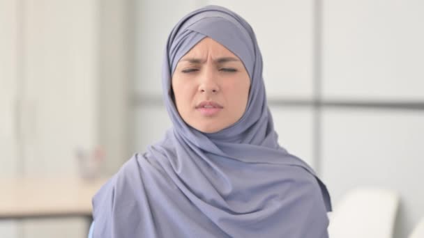 Πορτρέτο Της Κουρασμένης Μουσουλμανικής Γυναίκας Hijab Πονοκέφαλο — Αρχείο Βίντεο