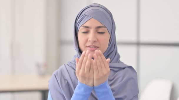 Porträt Einer Muslimischen Frau Hijab Die Allah Betet — Stockvideo