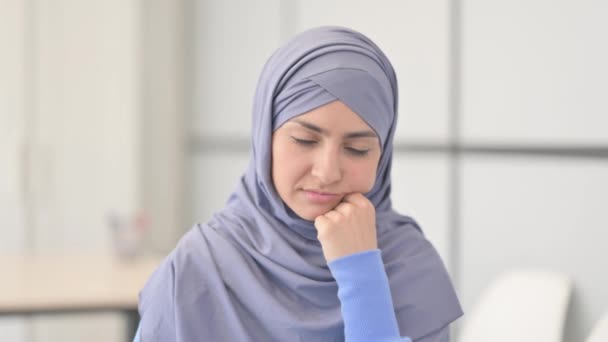 Retrato Mulher Muçulmana Adormecida Hijab — Vídeo de Stock
