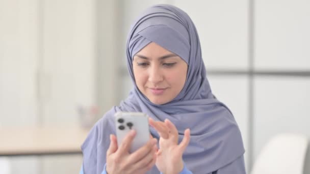 Porträt Einer Muslimin Hijab Feiert Erfolg Auf Dem Smartphone — Stockvideo