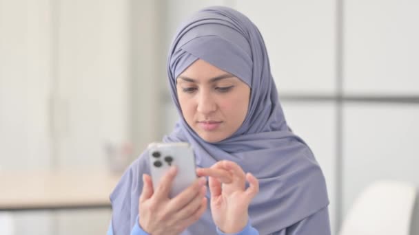 Πορτρέτο Της Μουσουλμανικής Γυναίκας Hijab Χρησιμοποιώντας Smartphone — Αρχείο Βίντεο