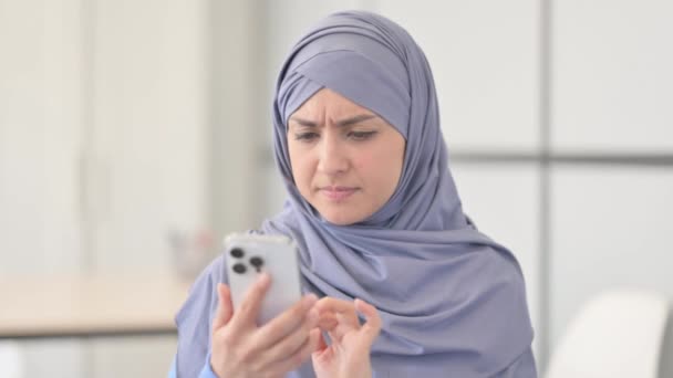 Портрет Мусульманки Хіджабі Розмовляючи Телефону — стокове відео