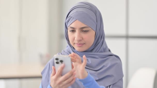 Портрет Мусульманки Хиджабе Шоке Потери Смартфоне — стоковое видео