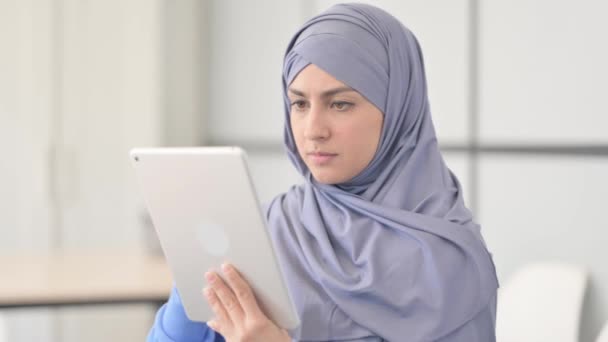 Başörtüsünde Tablet Bilgisayar Kullanan Müslüman Kadın Portresi — Stok video