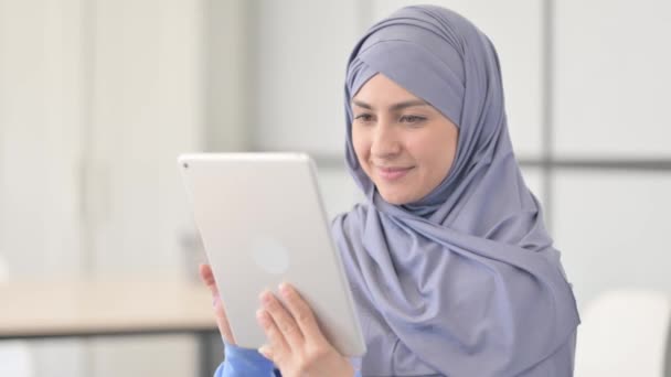 Πορτρέτο Της Μουσουλμανικής Γυναίκας Hijab Γιορτάζοντας Την Επιτυχία Στο Tablet — Αρχείο Βίντεο