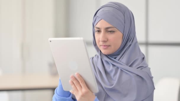 Retrato Una Mujer Musulmana Hijab Perturbada Por Pérdida Tableta — Vídeos de Stock