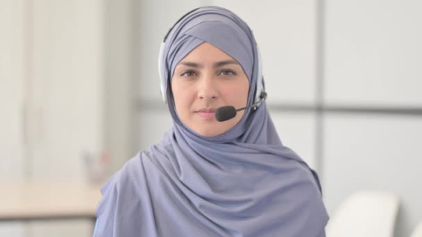 Женщина Мусульманка Хиджабе Наушниками Колл Центре — стоковое видео