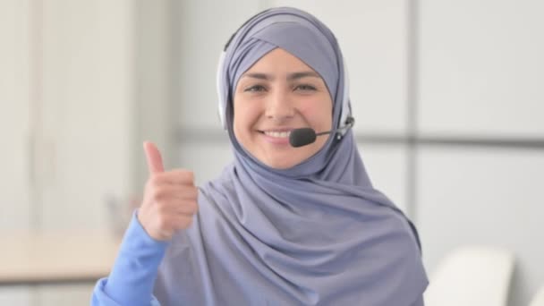 Kciuki Górę Przez Muzułmańską Kobietę Hidżabie Słuchawkami Call Center — Wideo stockowe