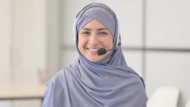Mulher Muçulmana Sorridente Hijab Com Fone Ouvido Câmera Call Center — Vídeo de Stock
