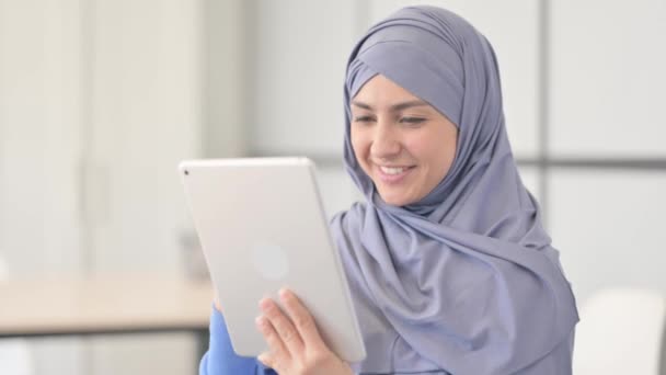 Porträt Einer Muslimin Hijab Beim Videochat Auf Dem Tablet — Stockvideo