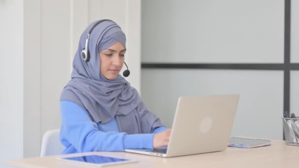 Mulher Muçulmana Hijab Com Fone Ouvido Usando Laptop Call Center — Vídeo de Stock