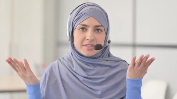 Başlıklı Müslüman Kadın Çağrı Merkezi Nde Müşterilerle Konuşuyor — Stok video