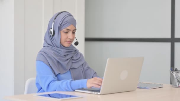 Μουσουλμάνα Γυναίκα Μαντίλα Ακουστικά Χαμογελώντας Στην Κάμερα Στο Τηλεφωνικό Κέντρο — Αρχείο Βίντεο