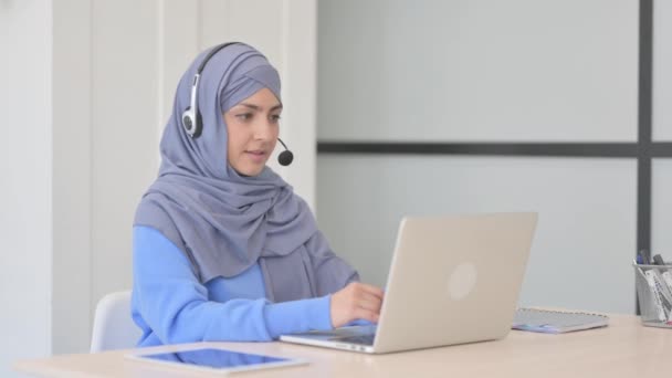 Mulher Muçulmana Hijab Com Fone Ouvido Conversando Com Clientes Line — Vídeo de Stock