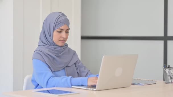 Μουσουλμάνα Γυναίκα Μαντίλα Που Δουλεύει Στο Λάπτοπ — Αρχείο Βίντεο