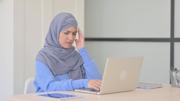Μουσουλμάνα Γυναίκα Μαντίλα Που Έχει Πονοκέφαλο Στην Εργασία — Αρχείο Βίντεο