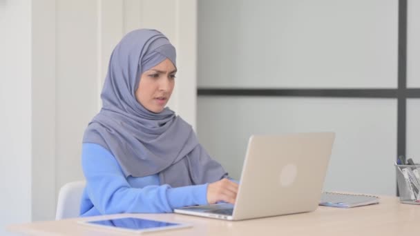 Muslimin Hijab Schockiert Über Verlust Ihres Laptops — Stockvideo