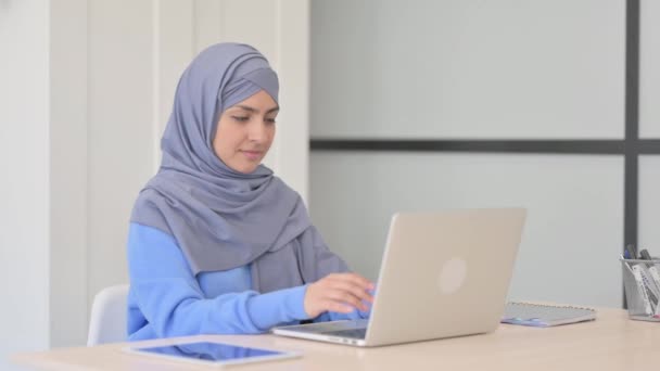 Aufgeregte Muslimin Hijab Feiert Erfolg Auf Laptop — Stockvideo