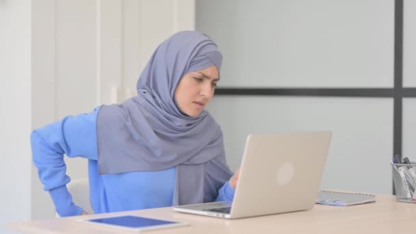 Мусульманська Жінка Хіджабі Болем Спині Працює Лаптопі — стокове відео