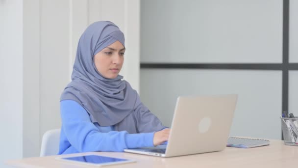 Muslimische Frau Hijab Blickt Bei Der Arbeit Laptop Die Kamera — Stockvideo