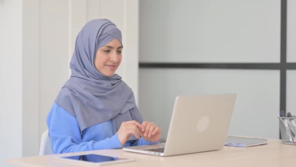 Online Video Chat Από Μουσουλμάνα Γυναίκα Στο Hijab Στο Laptop — Αρχείο Βίντεο